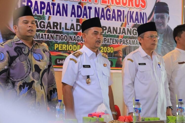 KUKUHKAN PENGURUS— Jajaran pengurus Kerapatan Adat Nagari (KAN) Ladang Panjang masa bhakti 2025 - 2030 dikukuhkan di aula Kantor Wali Nagari Ladang Panjang.