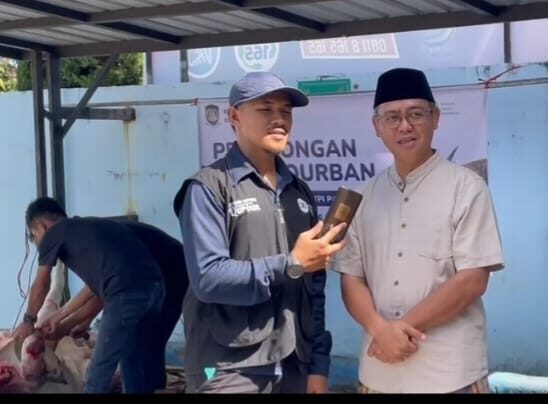 Kepala Kantor Imigrasi Kelas I TPI  Padang Murdo Danang menghadiri penyembelihan hewan kurban di Kantor Imigrasi Kelas I TPI Padang.