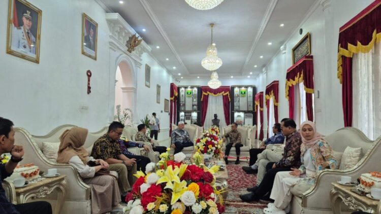 Pamit dari PT Semen Padang, Indrieffouny Indra Apresiasi Dukungan Gubernur Sumbar 1 PAMITAN— Mantan Direktur Utama PT Semen Padang, Indrieffouny Indra saat pamit menemui Gubernur Sumatera Barat Mahyeldi Ansharullah di Istana Gubernuran, Minggu (1/6).