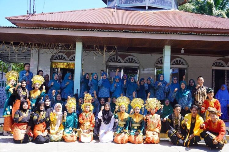 Inovasi Tiada Henti, PKK Koto Pulai Dinilai Tim Provinsi, Optimis Juara Tingkat Sumbar dan Tembus Nasional 1 WAKILI KOTA PADANG— Ketua TP PKK Kota Padang, Ny. dr. Dian Puspita Fadly Amran, Sp.JP bersama Wawako Padang Maigus Nasir, menyambut kedatangan Tim Penilai Gerakan PKK Provinsi Sumbar, di kantor lurah Koto Pulai, Jumat (20/6).