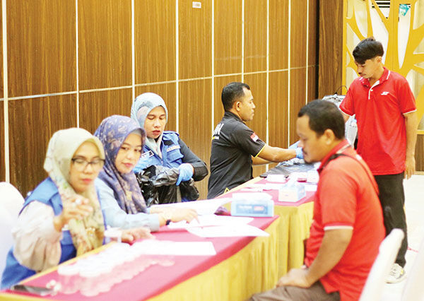 J&T Express Komitmen Perangi Narkoba, Gandeng BNN Perkuat Pengawasan 1 TES URINE— J&T Express telah menjalin kolaborasi dengan BNN melakukan pelaksanaan tes uji narkoba kepada karyawan pusat sortir.