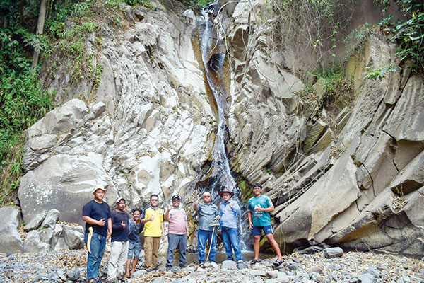 Jelang Penilaian, Sekda Agam Tinjau Sejumlah Geopark dan Destinasi Wisata 1 PENINJAUAN— Mempersiapkan diri menghadapi penilaian geopark, Sekda Kabupaten Agam,
Edi Busti, melakukan peninjauan ke sejumlah lokasi geopark dan destinasi wisata
di beberapa kecamatan, Senin (9/6).