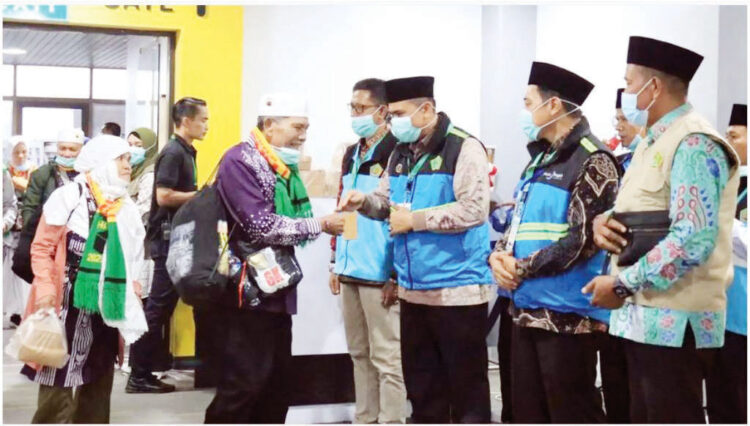Jemaah Haji Kloter 5 Debarkasi Padang Selamat Tiba di Tanah Air, Tutup Fase Pemulangan Jemaah Haji Asal Bengkulu 1 KEPULANGAN JEMAAH— Jemaah haji Kloter 05 Debarkasi Padang, tiba dengan selamat di Bandara Udara Internasional Minangkabau, Kamis (19/6) pukul 18.12 WIB. Sebagian besar jemaah selanjutnya diterbangkan kembali ke Bengkulu pukul 23.20 wib dalam 2 penerbangan domestik dengan dua pesawat Lion Air.