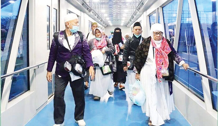 Jemaah Kloter PDG 03 Wafat di Pesawat 1 SAMPAI DI BIM— Rombongan jemaah haji kloter 03 Debarkasi Haji Padang asal Bengkulu tiba di Bandara Internasional Minangkabau Minggu (15/6). Jemaah haji atas nama Isarno Ali Kemat (70), asal Bengkulu, dinyatakan wafat di dalam pesawat saat penerbangan dari Bandara Jeddah menuju BIM.