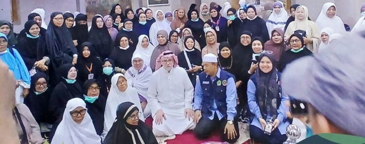 Siap Jalani Puncak Haji, Jemaah Padang Panjang Ikuti Bimbingan Manasik di Mekah 1 PRAKTIK MANASIK— Para jemaah haji asal Kota Padang Panjang yang tergabung dalam Kloter 8 Embarkasi Padang, tengah menjalani bimbingan serta praktik manasik haji secara intensif di Kota Suci Makkah, Arab Saudi.