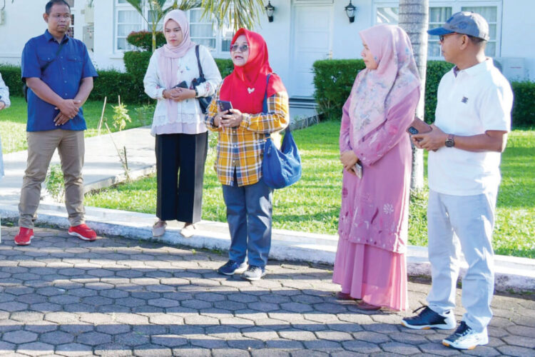 TP-PKK Agam Jemput Bola, Cek Lokasi Pemeriksaan Kesehatan ke Daerah Pelosok 1 JEMPUT BOLA— Ketua TP-PKK Agam, Ny. Merry Benni Warlis jemput bola untuk memastikan masyarakat di daerah yang
sulit dijangkau tetap mendapatkan layanan kesehatan
dasar yang memadai.