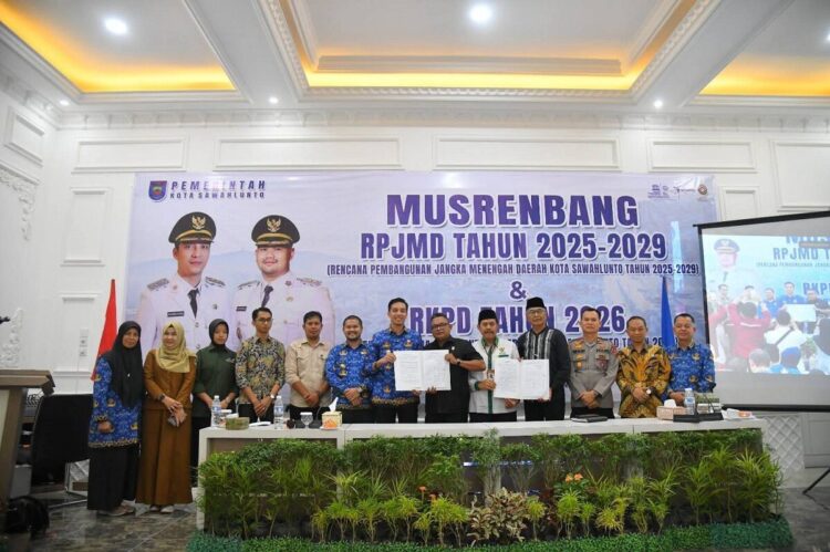 Wali Kota Sawahlunto Pimpin Musrembang RPJMD dan RKPD 2025 di Savannah Talawi 1 FOTO BERSAMA—Wali Kota Sawahlunto, Riyanda Putra,foto bersama usai memimpin lMusyawarah Perencanaan Pembangunan (Musrenbang) .