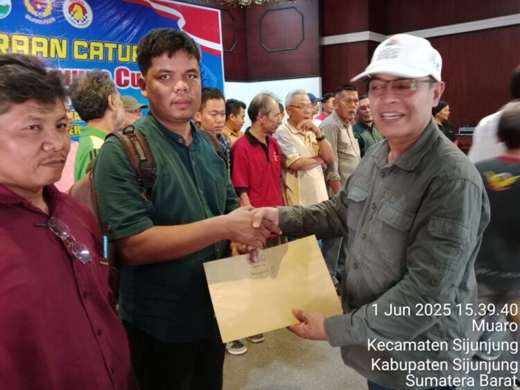 Sawahlunto Borong Prestasi di Kejurda Catur Sijunjung 2025, Boy Purbadi Sabet Emas 1 PRESTASI— Atlet-atlet catur binaan Percasi Kota Sawahlunto berhasil menorehkan prestasi gemilang dalam Kejurda Catur Sumatera Barat yang digelar di Kabupaten Sijunjung pada 31 Mei hingga 1 Juni 2025.