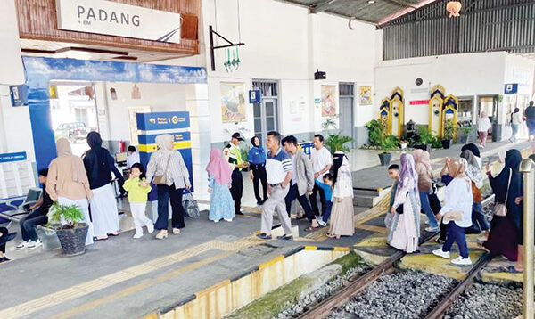 Libur Panjang Idul Adha, Pariaman Ekspres Jadi Primadona, KAI Divre II Sumbar Layani 5.200 Penumpang dalam Sehari 1 LONJAKAN PENUMPANG— KAI Divre II Sumbar mengoperasikan sebanyak 10 perjalanan KA Pariaman Ekspres relasi Paulima-Naras setiap harinya. PT KAI Divre Sumbar mencatat terjadi lonjakan signifikan selama cuti bersama Hari Raya Idul Adha 1446 Hijriah.