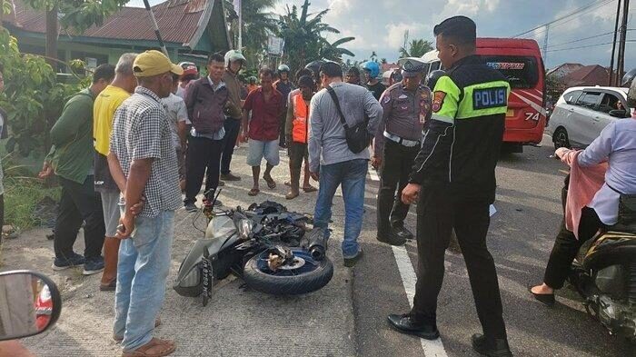 Tragis! Pengendara Yamaha R15 Tewas di Tempat, Terligas Truk usai Tabrakan dengan NMAX, Dua Orang Luka-luka Dilarikan ke RS 1 KECELAKAAN— Pengendara Yamaha R15 tewas tergilas truk di Jalan Padang-Bukittinggi, Kecamatan 2x11 Enam Lingkung, Kabupaten Padangpariaman. Sedangkan pengendara Yamaha NMAX dan boncengannya dilarikan
ke rumah sakit.