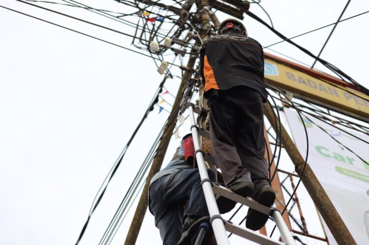 Kabel Listrik Bersileweran di Padang Panjang