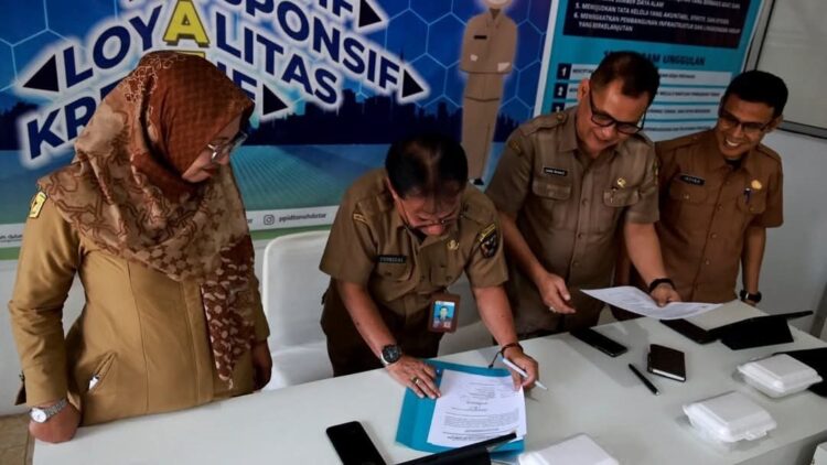 Diskominfo Tanahdatar Musnahkan Arisp 1 TANDATANGAN— Kadis Kominfo Yusrizal tandatangani berkas pemusnahan arsip untuk pertama kalinya sejak dinas ini berdiri pada tahun 2017 lalu. Pemusnahan dilakukan di Aula Dinas Kominfo, Senin (23/6).