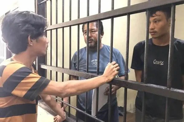 Biadab! Bocah 12 Tahun Diperkosa Kakek dan Paman hingga Hamil, Modusnya Rayu Korban dengan Uang Jajan, Salah Satu Pelaku Berstatus Guru PNS 1 PEMERKOSA—Kakek dan paman bejat yang memperkosa siswi
SD berusia 12 tahun hingga hamil ditangkap jajaran Polsek Sipora.