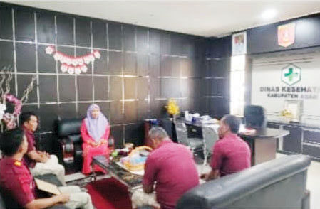 Perkuat Sinergi, Kalapas Lubuk Basung Gandeng Dinkes untuk Tes Urine Warga Binaan 1 KUNJUNGAN KERJA— Kepala Lembaga Pemasyarakatan (Lapas) Kelas IIB Lubuk Basung, Budi Suharto, melakukan kunjungan kerja ke Dinas Kesehatan Kabupaten Agam, Kamis (19/6).