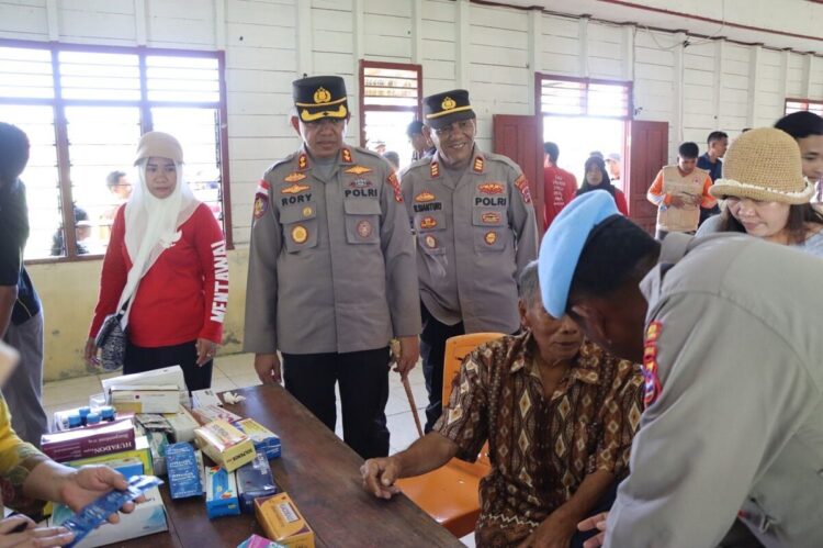 Korbang Banjir dapat Bantuan Sembako dan Pengobatan 1 SAKSIKAN—Kapolres Kepulauan Mentawai, AKBP Rory Ratno A., SE, MM, M.Tr.Opsla, saksikan pengobatan gratis korban bencana banjir.