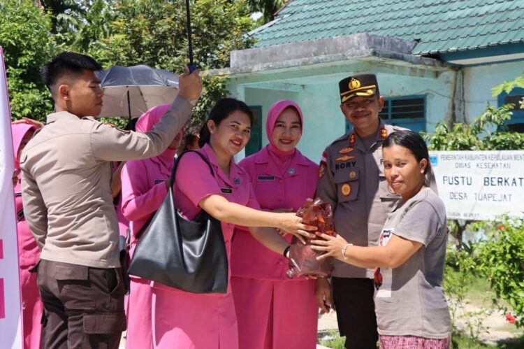 Rangkaian HUT Bhayangkara ke-79, Kapolres Mentawai Bersama Bhayangkari Serahkan Bansos 1 SERAHKAN BANSOS— Kapolres Kepulauan Mentawai AKBP Rory Ratno bersama Ketua Bhayangkari menyerahkan bantuan sosial (bansos) kepada warga kurang mampu.