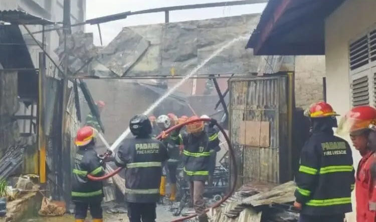 Gegara Sepeda Listrik Meledak, Toko Pakaian Hangus Terbakar 1 KEBAKARAN— Petugas Damkar melakukan penyemprotan air untuk memadamkan api yang membakar toko pakaian di Jalan Dr Sutomo,, Kecamatan Padang Timur.