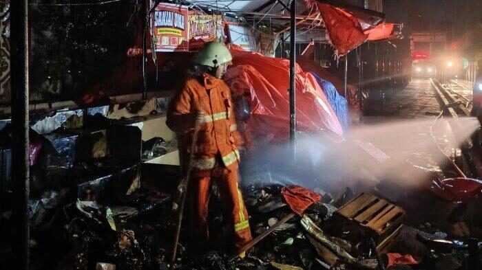 5 Lapak PKL Pasar Atas Hangus Terbakar 1 KEBAKARAN— Petugas Damkar melakukan penyemprotan air untuk memadamkan api yang membakar lapak PKL di samping gedung Pasar Atas Bukittinggi.