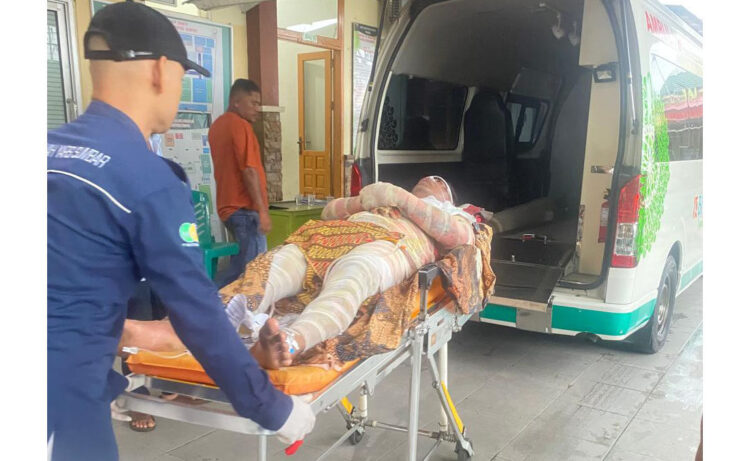 Kecelakaan Kerja, Satu Karyawan Pabrik Sawit PT BSS Luka Parah, Sekujur Tubuh Melepuh Terkena Semburan Uap Panas 1 DIRUJUK— Agusmansyah (36) yang sekujur tubuhnya melepuh akibat kecelakaan kerja di pabrik kelapa sawit PT BSS Simpang Tiga Alin, Pasbar, dirujuk ke RSUP M Djamil Padang.