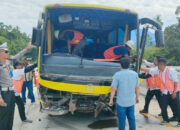 Ban Belakang Lepas, Bus Pariwisata Tabrak Beton Pembatas Jalan Tol