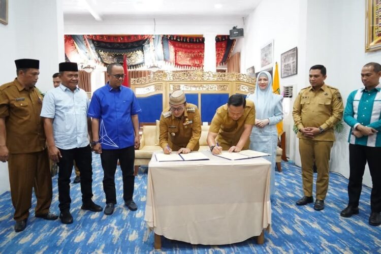 Bupati Tanahdatar Teken MoU dengan Wako Pekanbaru, Sinergitas Antardaerah dan Tingkatkan Kesejahteraan Masyarakat 1 TEKEN MOU— Bupati Tanah Datar Eka Putra bersama Wali Kota Pekanbaru Agung Nugroho, menandatangani Kesepakatan Bersama tentang Kerjasama Antar Daerah, Senin (16/6), di Indo Jolito Batusangkar.