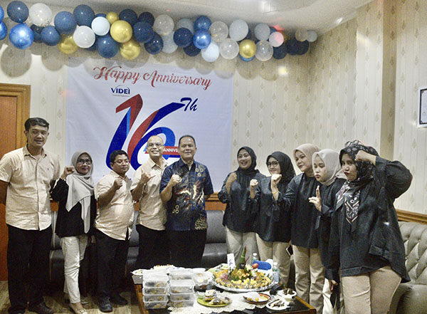 Anniversary PT Asuransi Umum Videi Ke 16, Armstrong: Cabang Padang Pertumbuhan Luar Biasa 1 foto bersama— Kepala Cabang Padang PT Asuransi Umum Videi, Armstrong, dengan karyawan foto bersama.