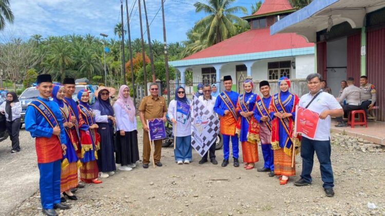 Kirab Bangga Kencana Meriahkan Peringatan Hari Keluarga Nasional ke-32, DPPKBP3A Kampanyekan Program Unggulan BKKBN di Kecamatan Kinali 1 Kepala DPPKBP3A Anna Rahmadia foto bersama usai berikan sambutannya