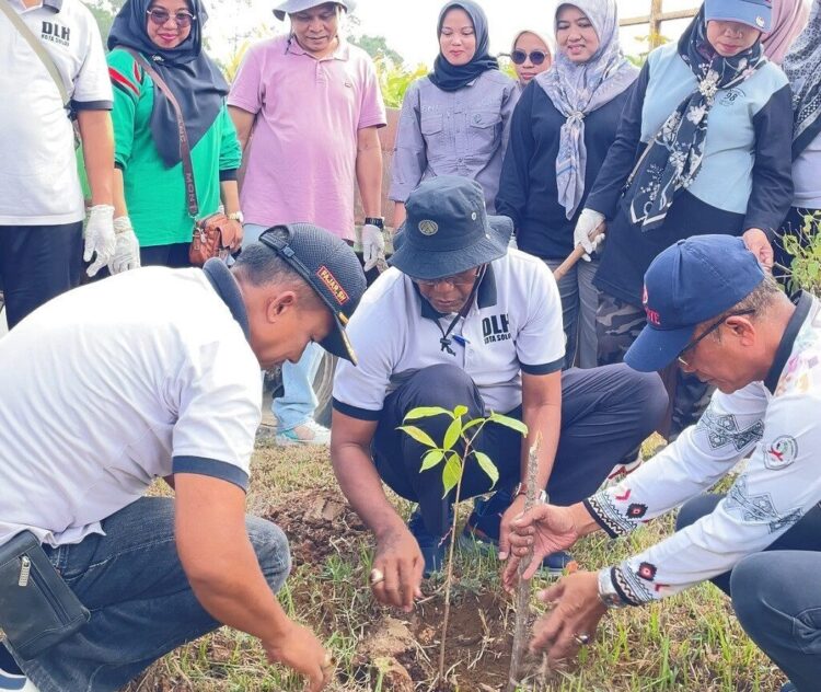 Libatkan Seluruh Pegawai dan PHL, DLH Gelar Goro dan Tanam Pohon 1 TANAM POHON— Kepala Dinas DLH Kota Solok Edrizal menanam
pohon di jalur lingkar utara Kota Solok.