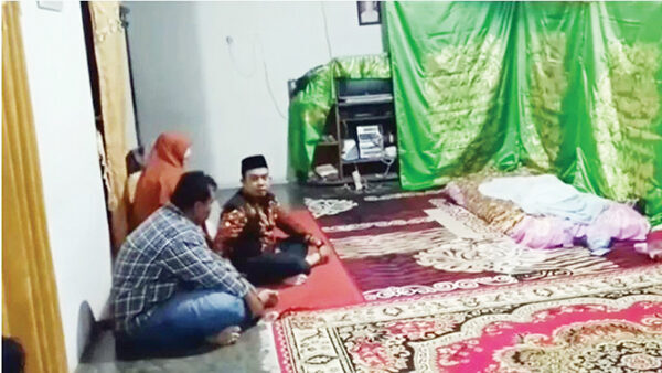 Dugaan Penolakan Pasien di RSUD Rasidin, Hari ini, DPRD Panggil Dirut RSUD dan Dinas Kesehatan 1 MELAYAT— Ketua DPRD Kota Padang, Muharlion melayat ke rumah duka Desi Arianti (44), di Kelurahan Gunung Sariak, Kecamatan Kuranji, pada Sabtu (31/5) malam.