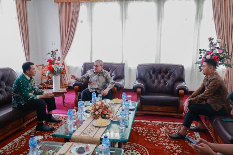 KUNKER—Ketua DPRD Sumbar, Muhidi saat melakukan kunjungan kerja ke Istana Bung Hatta Bukittinggi, Sabtu (28/6).