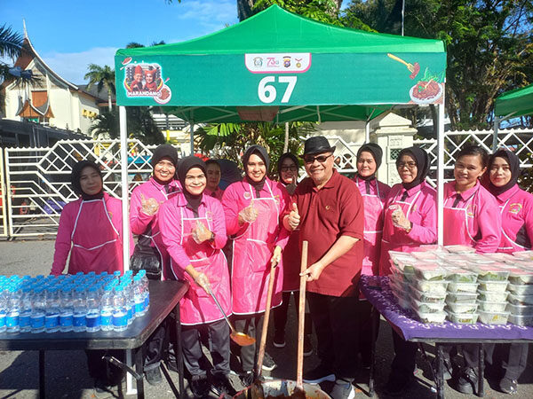 Ketua DPRD Sumbar Apresiasi Bhayangkari Marandang Massal di HUT Bhayangkara ke-79, Perkuat Citra Kuliner Legendaris Minangkabau 1 MASAK RENDANG-Ketua DPRD Provinsi Sumatra Barat (Sumbar) Muhidi bersama ibu-ibu Bhayangkari yang memasak 1 Ton rendang di depan Mapolda Sumbar, Minggu (22/6).
ist