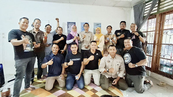 IJTI Sumbar Sambut 5 Jurnalis Baru, Perkuat Barisan Kampanye Jurnalisme Positif 1 FOTO BERSAMA— Ketua IJTI Pengda Sumbar, Defri Mulyadi bersama Pengurus dan anggota IJTI Sumbar. Saat ini, IJTI Sumbar memperkuat barisannya dengan resmi mengangkat lima anggota baru.