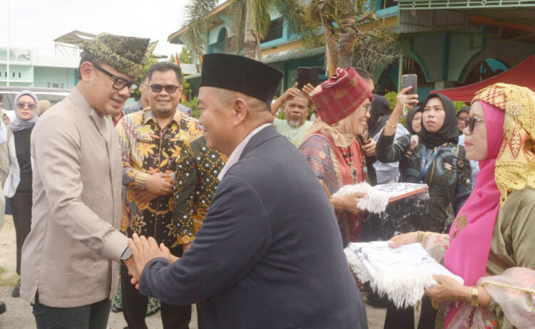 Wamendagri Bima Arya Kunjungi Stand UMKM di Masjid Al-Bahri 1 KUNJUNGAN WAMENDAGRI— Ketua Komisi IV DPRD Kota Padang,H. Iskandar menyambut kunjungan Wamendagri RI Bima Arya, saat mengunjungi stand UMKM di halaman Masjid Al-Bahri, Kelurahan Anduring, Kecamatan Kuranji, Jumat (30/5).