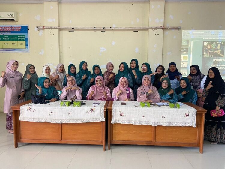 TP-PKK Kota Solok, Sosialisasikan 10 Program Pokok PKK dan Aplikasi SiPeDas 1 HADIR—Ketua TP-PKK Kota Solok, Ny. Dona Ramadhani Kirana Putra, hadir langsung sebagai narasumber utama.
