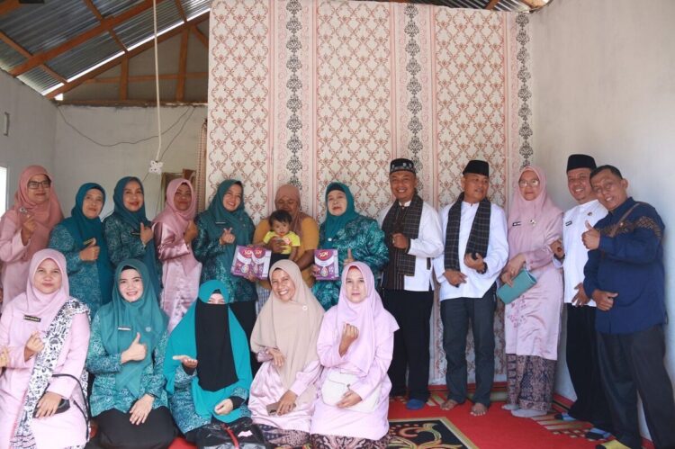 Ketua TP-PKK Ny Dona Ramadhani Serahkan Genting di Tanah Garam 1 FOTO BERSAMA—Ketua Tim Penggerak PKK Kota Solok, Ny. Dona Ramadhani Kirana Putra foto bersama usai kegiatan.