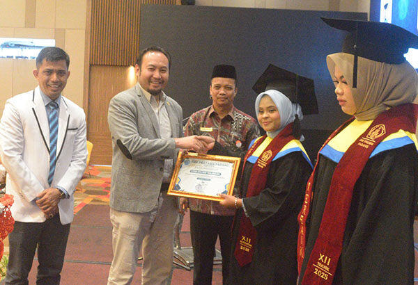 SMK Pratama Wisuda 26 Wisudawan, Nofrizal: Jaga Nama Baik Sekolah 1 SERAHKAN PENGHARGAAN— Komisi II DPR RI, Rahmat Saleh, menyerahkan piagam penghargaan kepada wisuda dan disaksikan Kabid PSMK Ariswan dan Kepala SMK Pratama Padang Nofrizal.