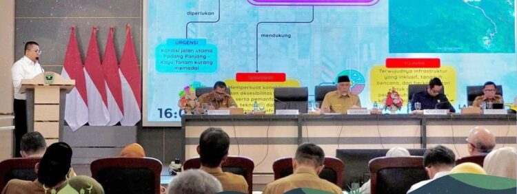 Komitmen Pemprov Sumbar di Musrenbang, Padang Panjang Kota Tujuan dan Pendidikan 1 PAPARAN— Wali Kota Padangpanjang Hendri Arnis memaparkan kondisi pembangunan dan program strategis saat Musrenbang Pemprov Sumbar Tahun 2025-2029, beberapa waktu lalu.