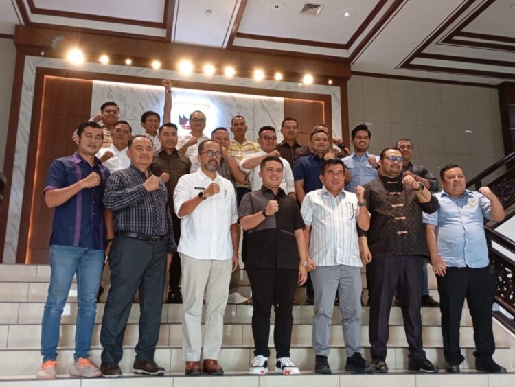 Bahas LKPJ Kepala Daerah, DPRD Solsel Kunjungi DPRD Sumbar 1 TERIMA KUNJUNGAN--DPRD Provinsi Sumatra Barat menerima kunjungan kerja pimpinan dan anggota komisi gabungan DPRD Kabupaten Solok Selatan, Rabu (25/6).