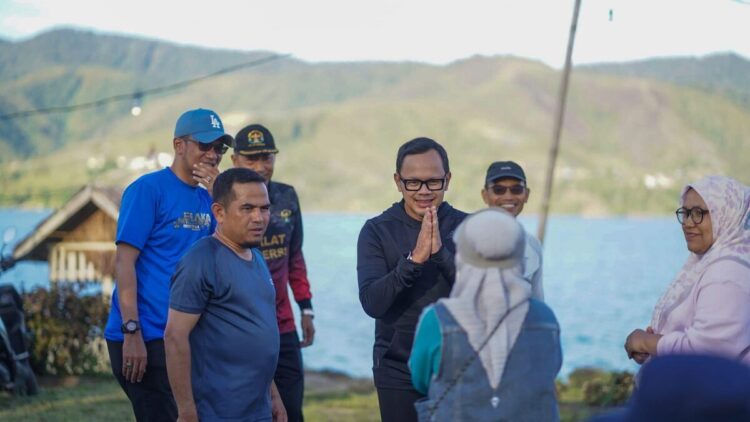 KUNJUNGI DANAU DI ATAS— Wamendagri RI Bima Arya didampingi Wabup Solok Candra tinjau langsung objek wisata Danau Diatas.