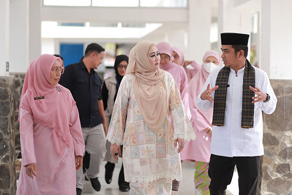 Anggota DPR RI Lisda Hendrajoni Kunker ke RSUD Serambi Madinah 1 KUNJUNGAN KERJA— Wali Kota Solok Ramadani memberikan penjelasan kepada Lisda Hendrajoni, anggota DPR RI, saat melakukan kunjungan kerja ke Rumah Sakit Umum Daerah (RSUD) Serambi Madinah Kota Solok.