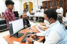 melayani — Petugas melayani masyarakat yang memanfaatkan Lapor Mas Wapres (LMW) 
di kompleks Istana Wapres.