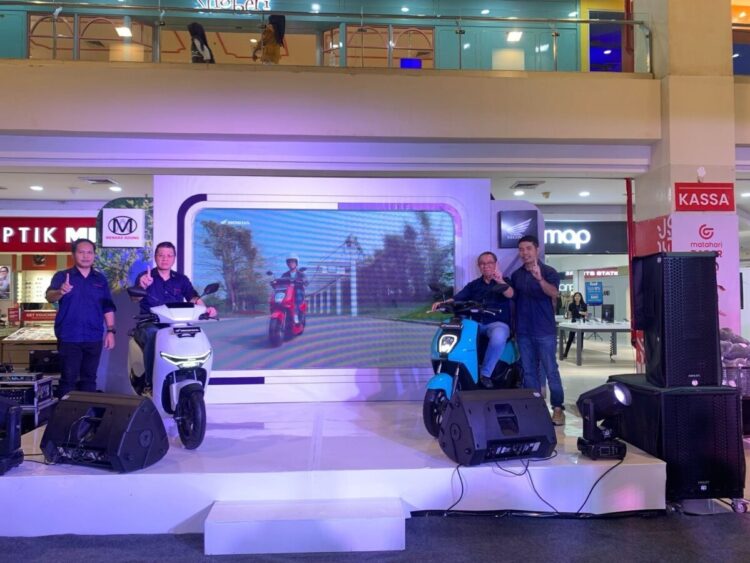 Promo Juni Ceria Bersama Honda di Menara Agung, Beli Motor Listrik CUV e: Diskon Rp 11 Juta dan Bonus Charger 1 LAUNCHING-Pimpinan manajemen PT Menara Agung saat melaunching Honda ICON e: dan CUV e: di salah satu pusat perbelanjaan di Kota Padang.