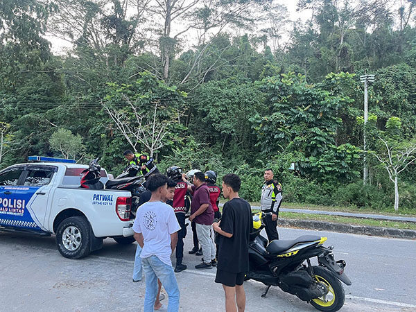 Satlantas Tindak Tegas Aksi Balap Liar, Lima Kendaraan Diamankan 1 AMANKAN—Terlihat Satuan Lalu Lintas (Satlantas) Polres Sawahlunto sedang mengamankan beberapa unit kendaraan roda dua di seputaran jalan lurus kawasan Kandih.