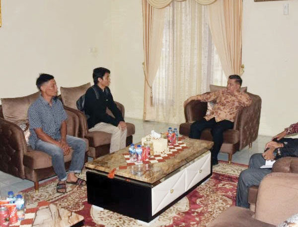 Lolos ITB Tanpa Tes, Devit Asal Malalak Dapat Dukungan Penuh Bupati 1 DUKUNGAN DAN APRESIASI— Bupati Agam Benni Warlis menerima kunjungan dari Devit Febriansah, pelajar asal Malalak yang mengukir prestasi membanggakan dengan diterima di Institut Teknologi Bandung (ITB) tanpa melalui tes jalur Seleksi Nasional Berdasarkan Prestasi (SNBP) tahun 2025.