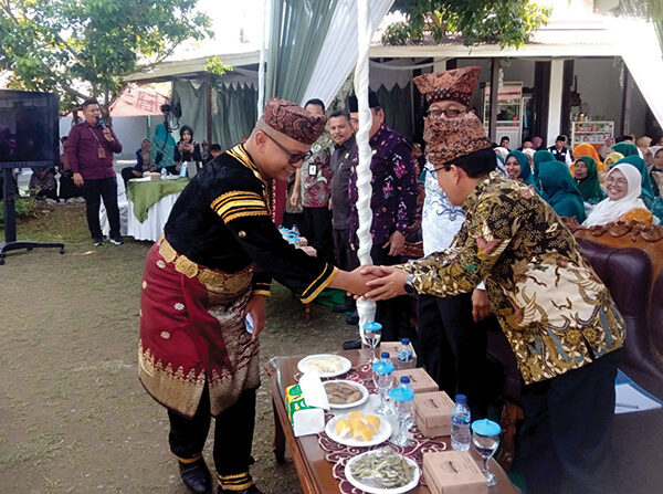 Lomba Kelurahan Berprestasi Tingkat Sumbar 2025, Tim Penilai Provinsi Datangi Kelurahan Pisang 1 PENILAIAN KELURAHAN TERBAIK— Lurah Pisang Deswarman menyambut kedatangan tim penilai Kelurahan Terbaik Tingkat Provinsi Sumbar, Kamis (12/6) pagi.