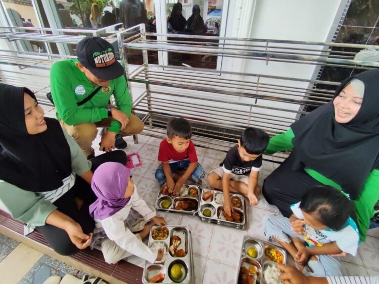 Bumil, Busui dan Balita dapat Makan Bergizi Gratis 1 TERIMA MBG— Sejumlah balita menikmati program Makan Bergizi Gratis yang diberikan Pemko Payakumbuh.