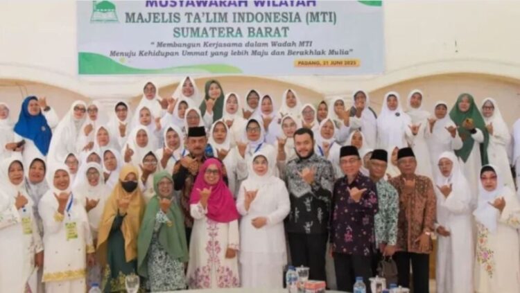 MTI Sumbar Ditantang Berinovasi Lahirkan Majelis Taklim Milenial 1 MUSWIL MTI SE-SUMBAR— Wali Kota Padang Fadly Amran, Wawako Maigus Nasir menghadiri Musyawarah Wilayah (Muswil) MTI se-Sumbar, yang digelar di Palanta Rumah Dinas Wali Kota Padang, Sabtu (21/6).
