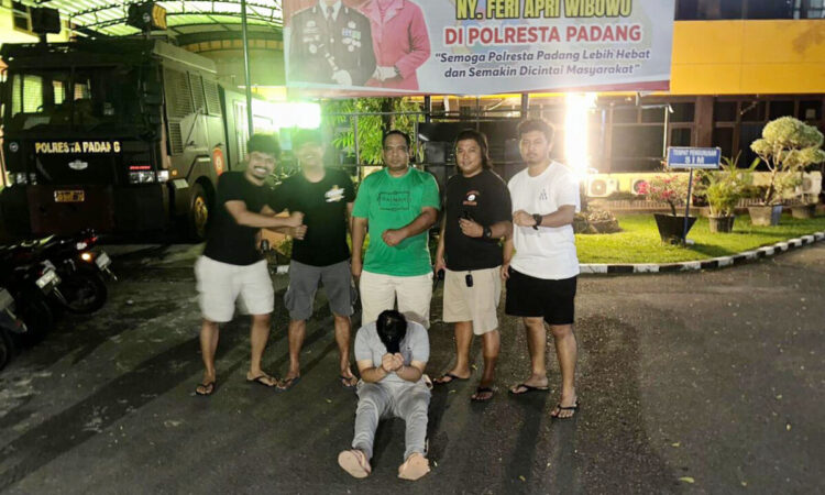 Bobol Rumah Tetangga, Mahasiswa asal Aceh Embat iPhone 14 1 MENCURI— Pelaku AR yang mencuri Hp iPhone 14 ditangkap Tim Klewang Polresta Padang.