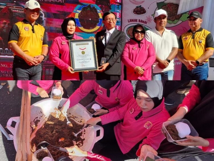 Hari Bhayangkara ke-79 Polda Sumbar Cetak Sejarah dengan Marandang Massal, 1.000 Bhayangkari Masak 1 Ton Rendang 1 REKOR MURI-Kegiatan marandang massal yang digagas Polda Sumbar mendapatkan penilaian oleh Museum Rekor-Dunia Indonesia (MURI) dengan pemasakan randang oleh Bhayangkari terbanyak dan jumlah randang berbahan daging sapi terbanyak yang dimasak serentak.