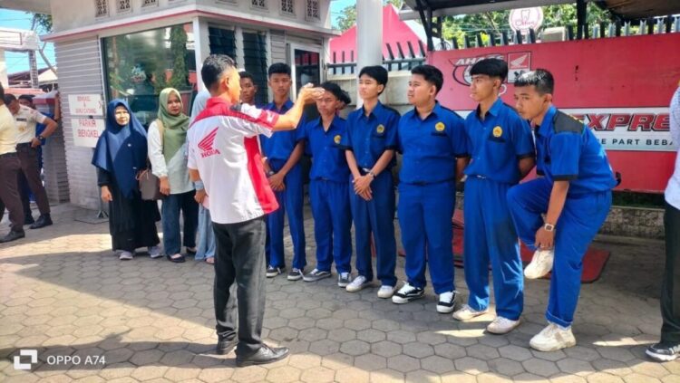 Perkuat Sinergi Bagi Negeri, PT Menara Agung Sambut Kunjungan Industri SMKN 2 Batusangkar 1 KUNJUNGAN-Siswa SMKN 2 Batusangkar melakukan kunjungan ke dealer PT Menara Agung di Jalan Veteran, Padang.